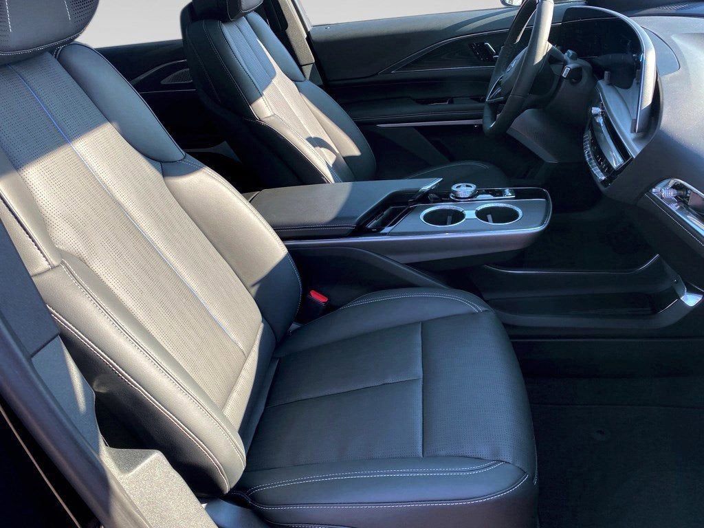 2024 Cadillac LYRIQ Luxury 2