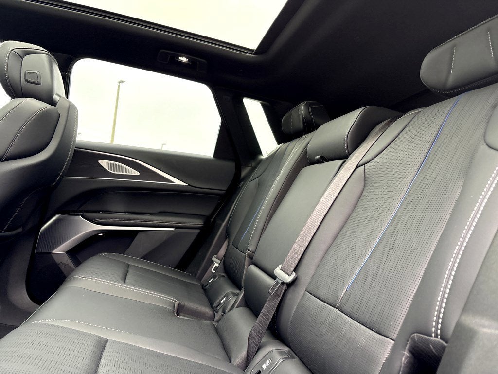 2025 Cadillac LYRIQ Luxury 2