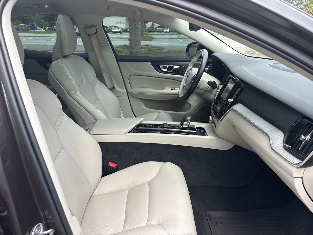 2024 Volvo S60 B5 Plus Dark Theme