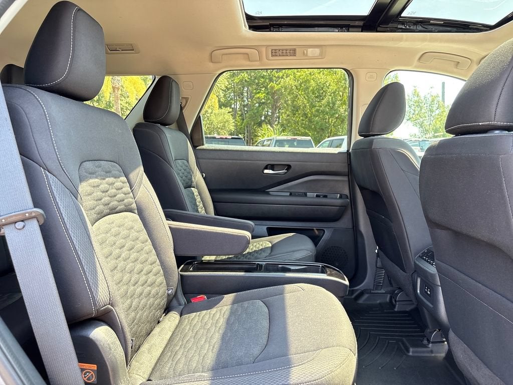 2022 Nissan Pathfinder SV